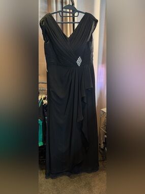 Chic Black V-Neck Maxi Dress with Decorative Brooch
